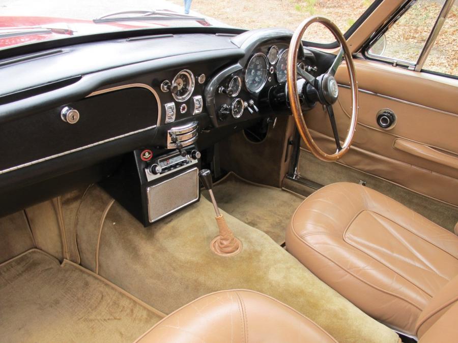 Интерьер Aston Martin DB6 (3000/R) 1967 года  (UK) (фото 11 из 17)